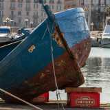 ...fino al �rottamarli� a riva appoggiati su cassette di birra Peroni